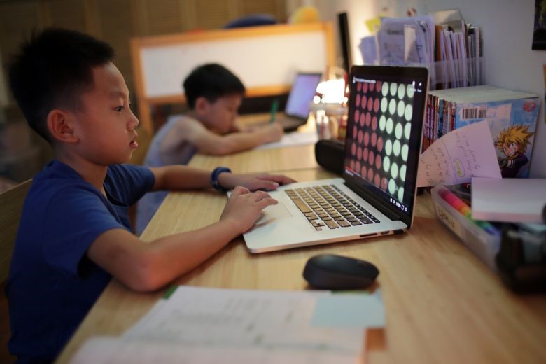 Whiteboard for Distance Learning on Tutoring Young Students